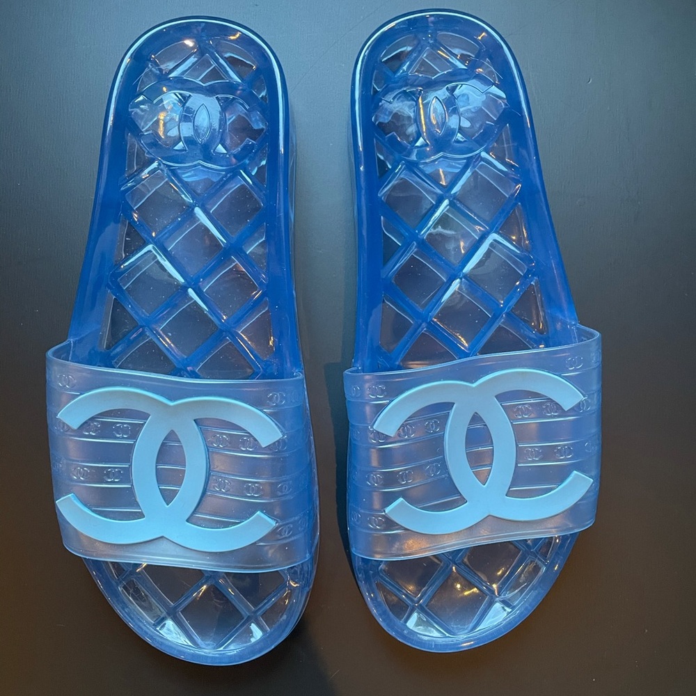 CHANEL Interlocking CC Logo Rubber Slides (39)